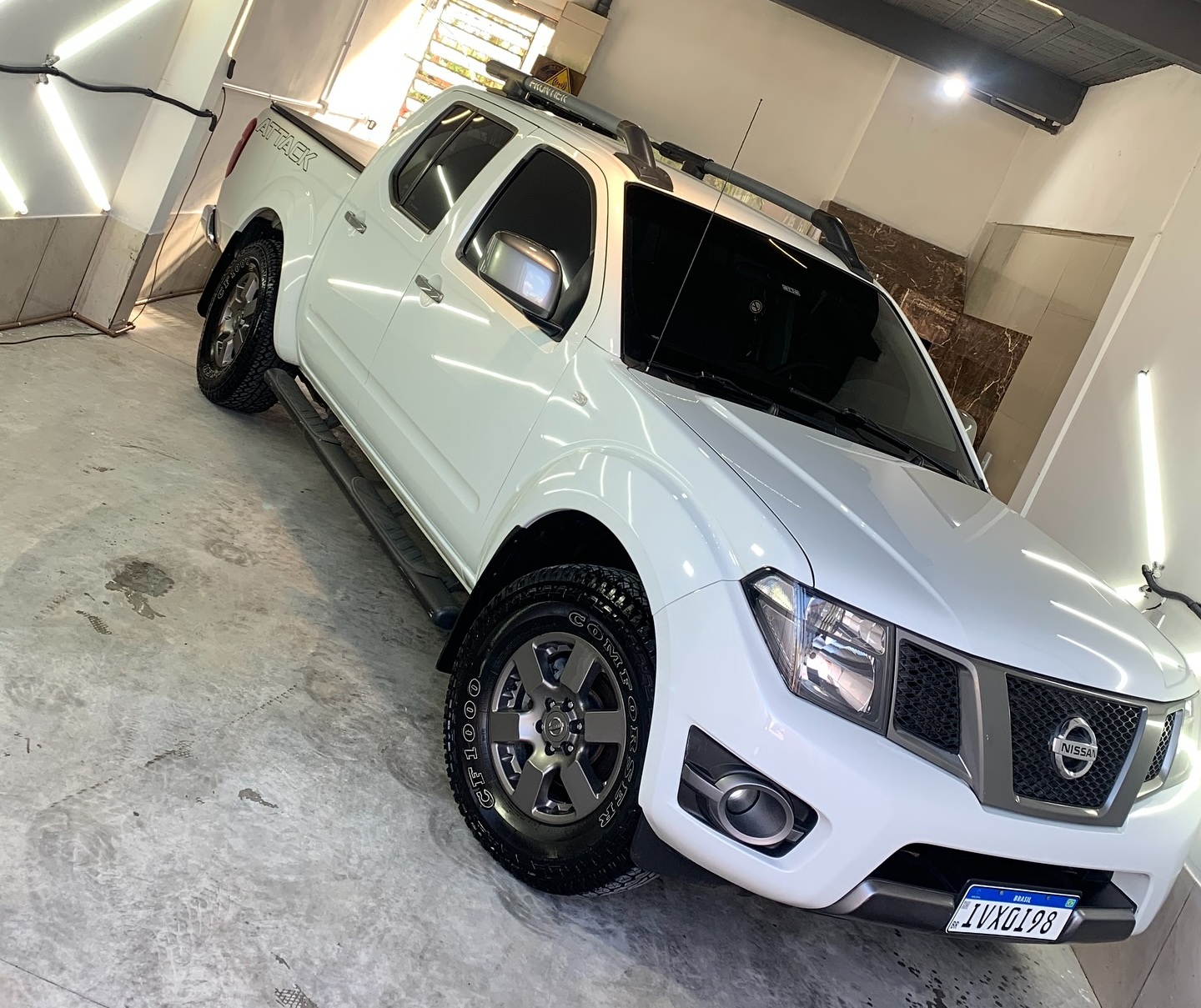 Nissan Frontier finalizada pela Saints Auto Care