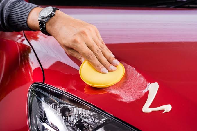 Aplicação de proteção na pintura automotiva